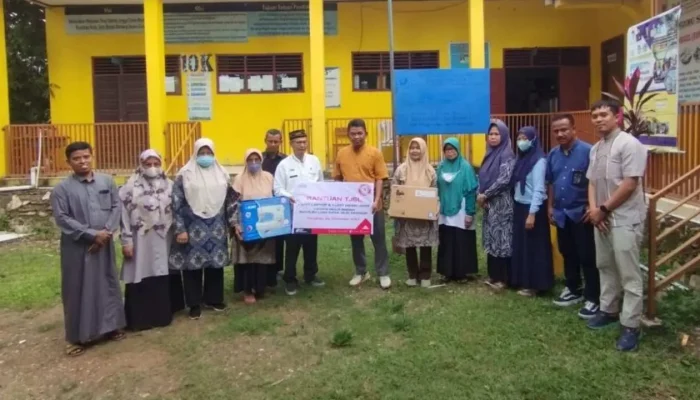 SLB Yayasan Cahaya Mulia Ramah Terima Bantuan Mesin Jahit-Laptop dari Semen Tonasa