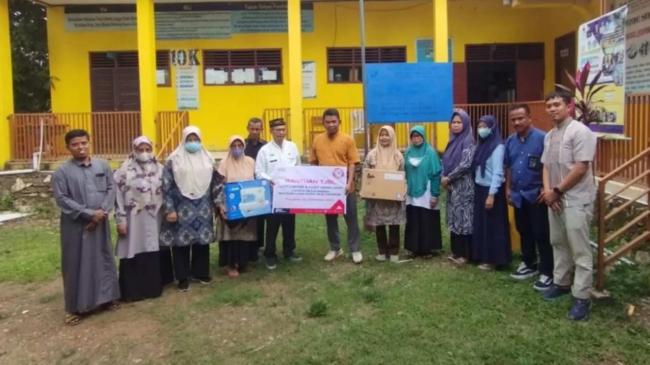 SLB Yayasan Cahaya Mulia Ramah Terima Bantuan Mesin Jahit-Laptop dari Semen Tonasa