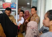 Ditinjau Plt Kepala DKP Makassar, Warga Kelurahan Lette Senang Bisa Belanja Sembako di Pasar Murah