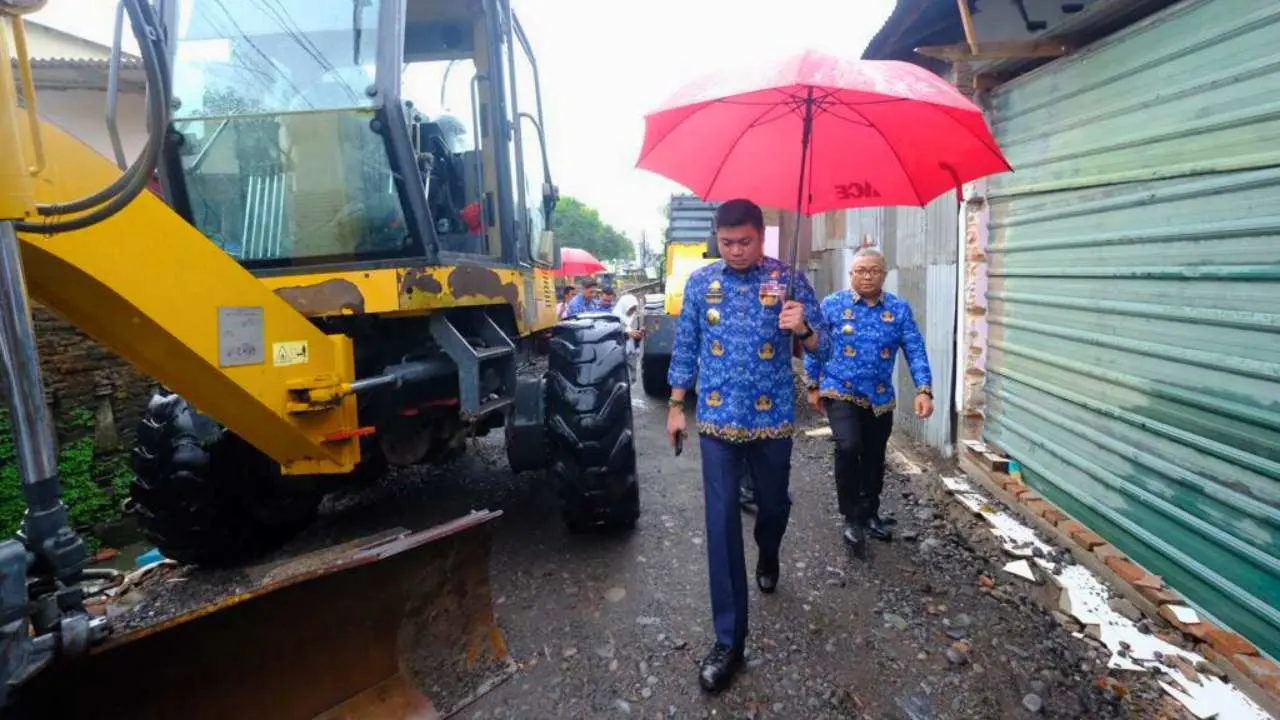 Bupati Gowa, Adnan Purichta Ichsan pun memantau langsung pengerjaannya di lapangan.