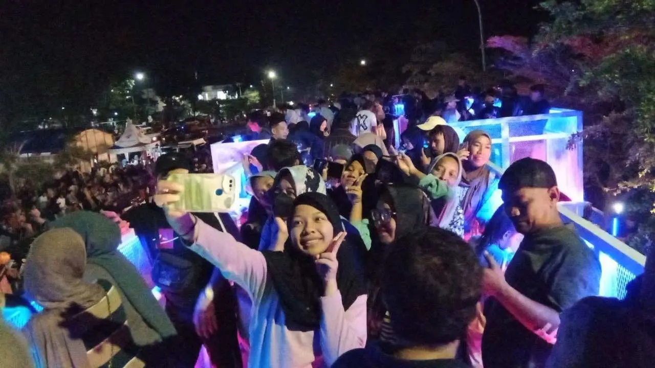 Ribuan Warga Padati Taman Bambu Runcing Jelang Pergantian Tahun Baru 2024