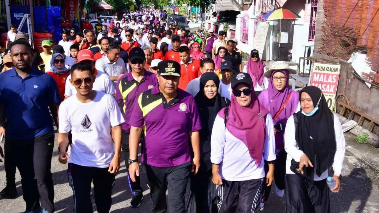 Jalan Sehat HUT PGRI, Ribuan Guru Antusias Sambut Pj Gubernur Bahtiar