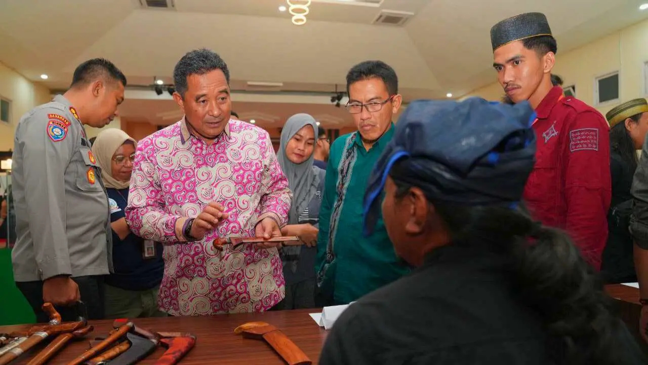 Pj Gubernur Bahtiar Serahkan Penghargaan ke Komunitas Bilah Pusaka
