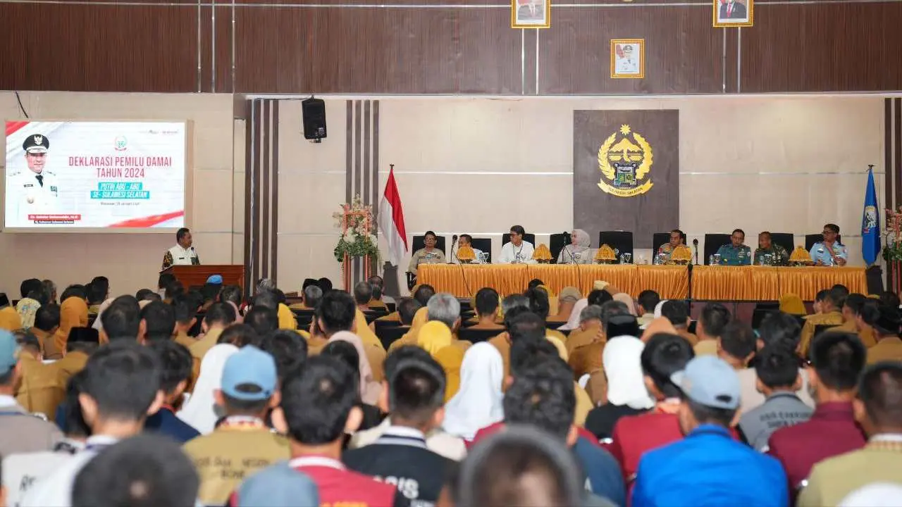 Penjabat Gubernur Sulsel, Bahtiar Baharuddin, menggagas SMP dan SMK Virtual pertama di Sulsel.