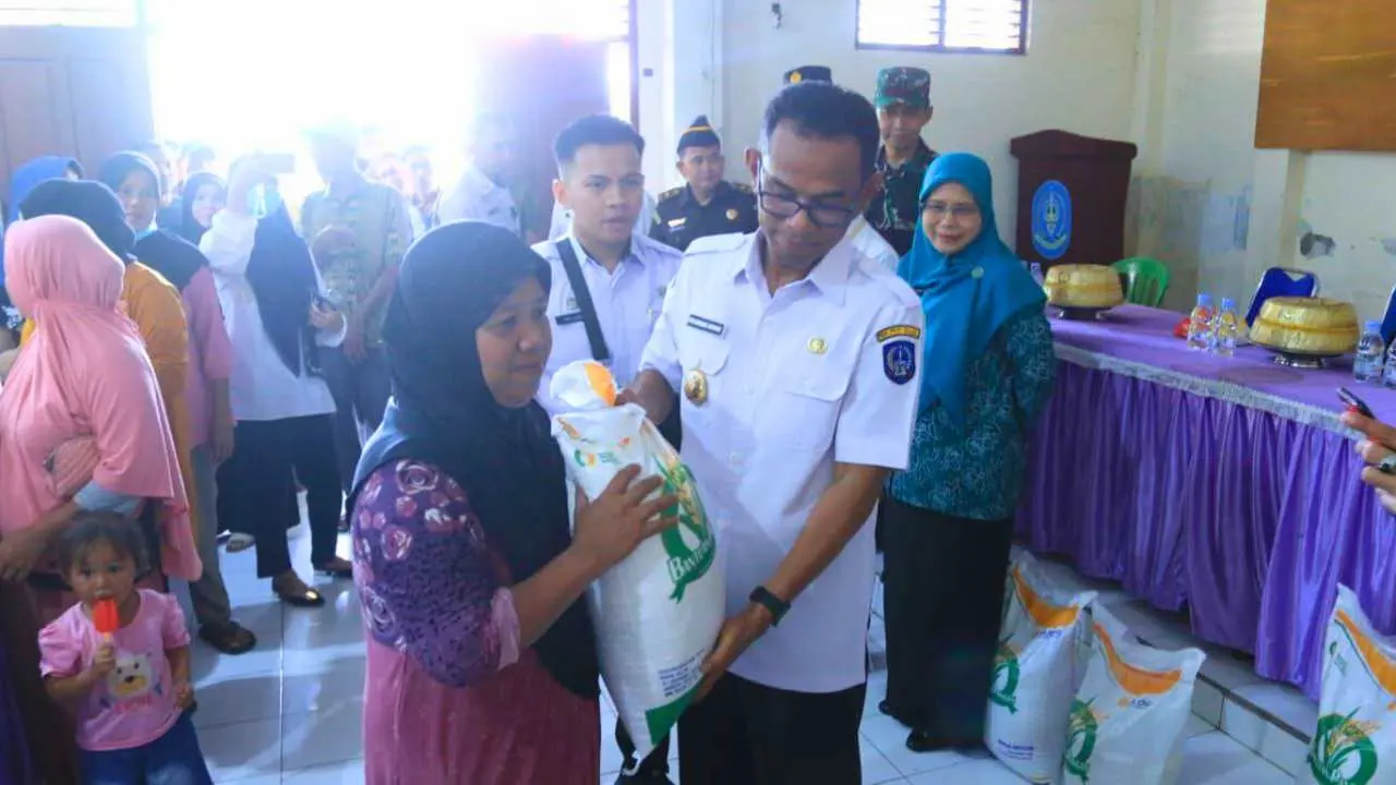 Pj Bupati Takalar Serahkan Bantuan Pangan kepada KPM di Kec. Polut
