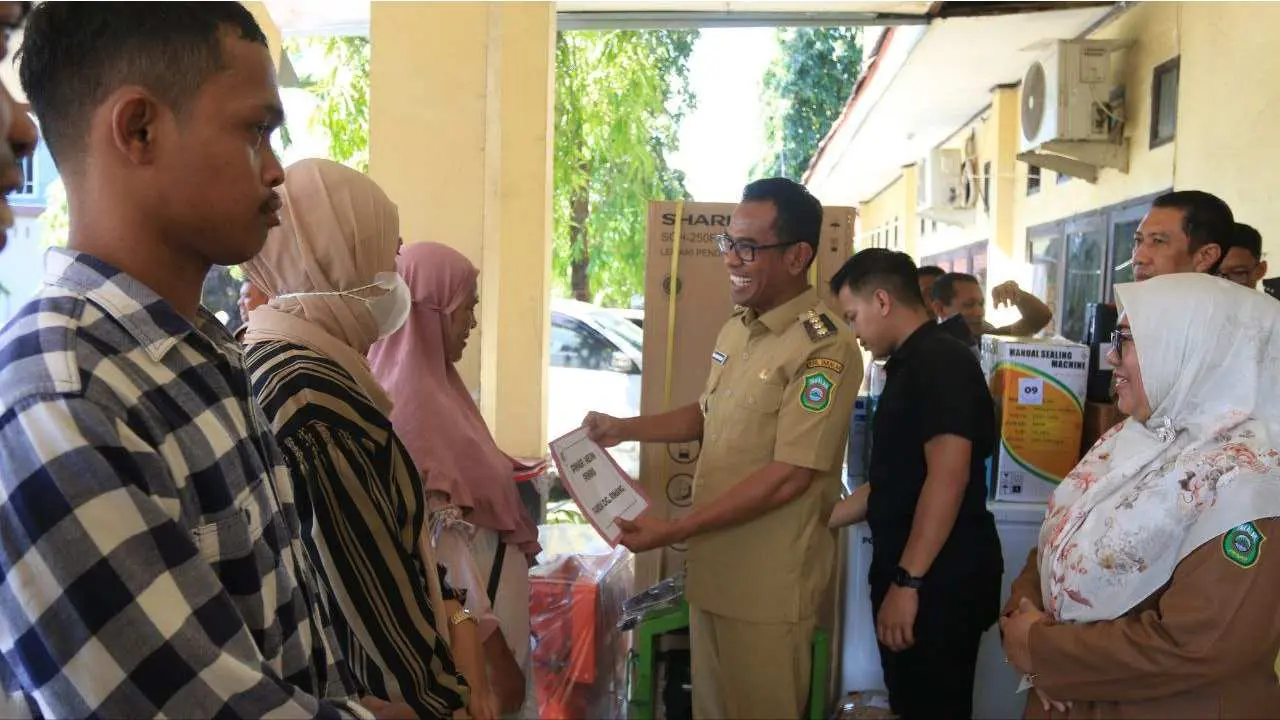 Majukan UMKM Takalar, Pj Bupati Serahkan Bantuan Fasilitas Peralatan Unit Usaha