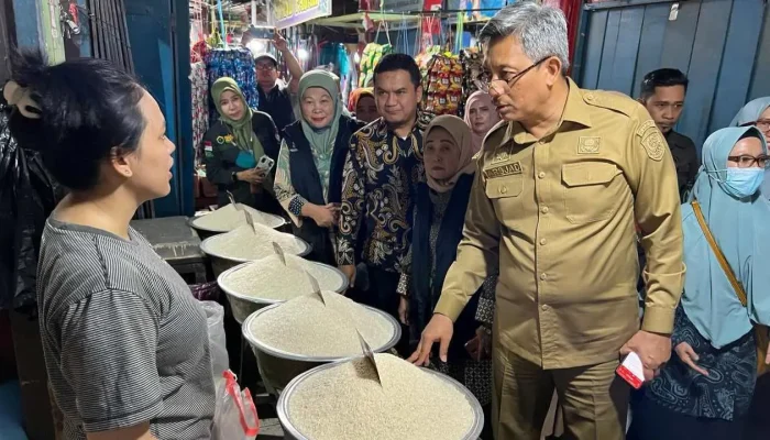Pastikan Stok Kebutuhan Pokok, Harga Stabil, Pj Sekda Sulsel dan Sekdis Ketapang Tinjau Pasar Segar Aman Maricaya