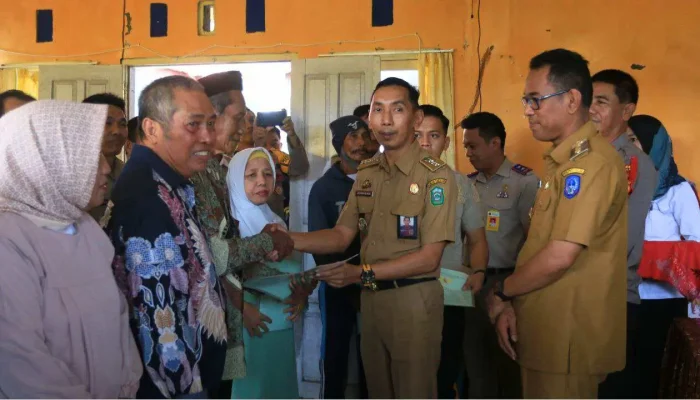 HUT Takalar ke-64: Pj Bupati Serahkan 110 Sertifikat Gratis untuk Warga Takalar