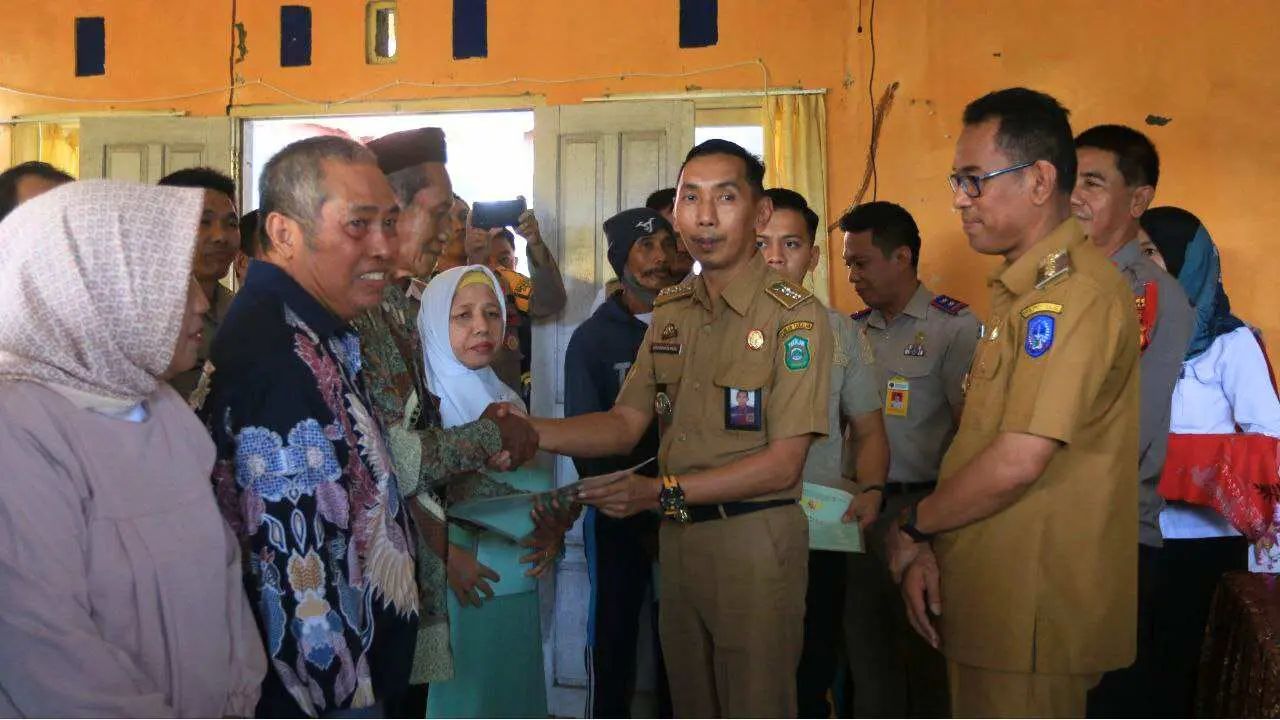 HUT Takalar ke-64: Pj Bupati Serahkan 110 Sertifikat Gratis untuk Warga Takalar