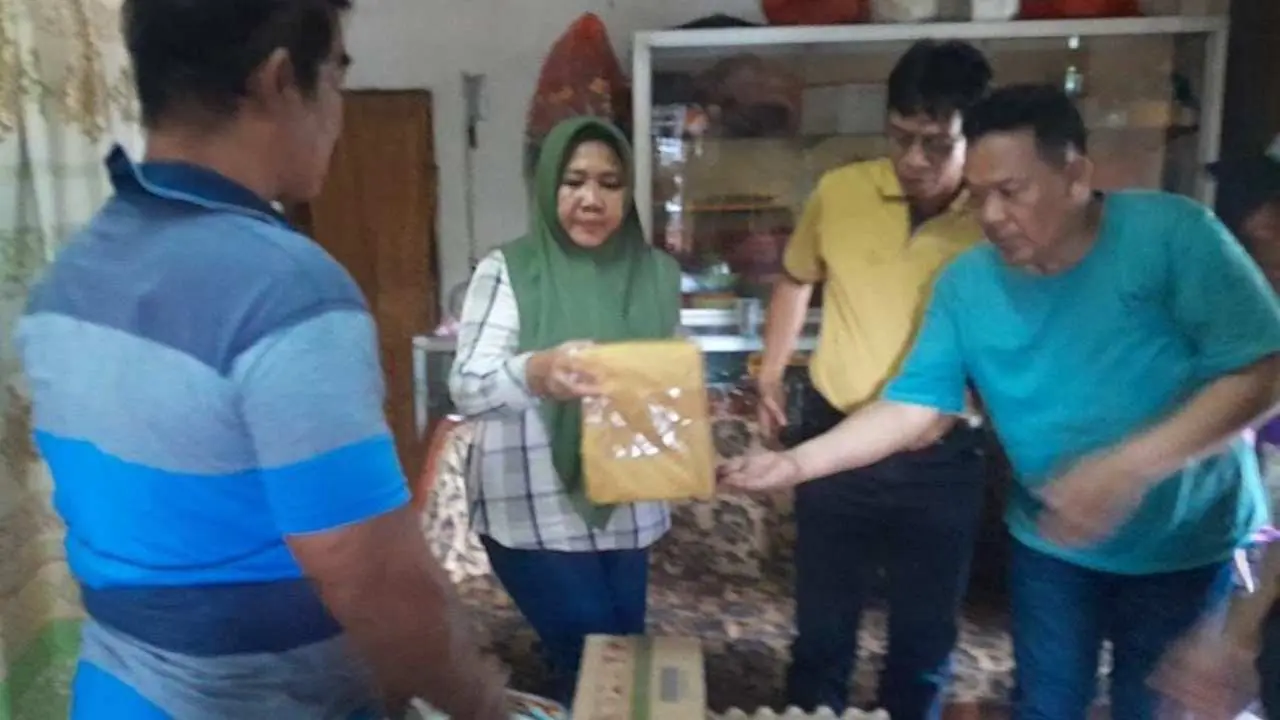 Polrestabes Makassar Serahkan Bantuan ke Keluarga Anggota KPPS TPS 007 yang Meninggal Dunia