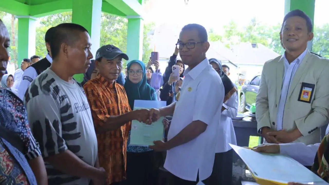 Sertipikat Gratis Kembali Diserahkan Pj Bupati kepada Warga Takalar