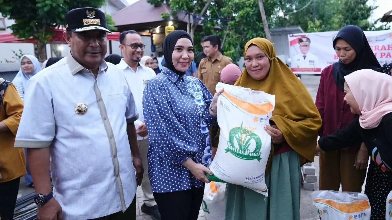 Pj Gubernur & Pj Ketua PKK Sulsel Salurkan Bantuan Pangan untuk Warga Bone