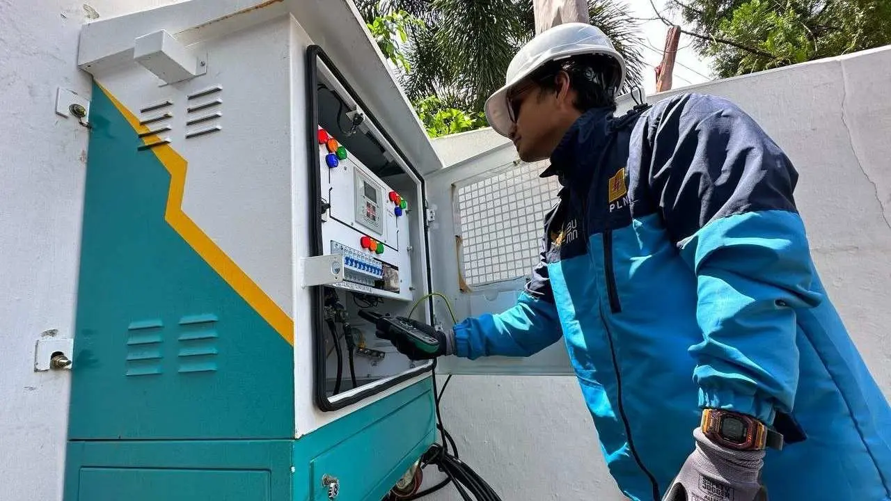 Mengenal Petugas PLN Yang Siap Siaga 24 Jam Layani Pasokan Listrik Pemilu 2024
