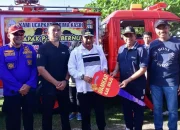 Bunyi Sirine Tandai Penyerahan Satu Unit Damkar ke Pemkab Wajo