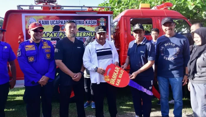 Bunyi Sirine Tandai Penyerahan Satu Unit Damkar ke Pemkab Wajo