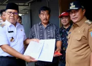 Danny Pomanto Serahkan Akta Kematian dan KK Baru Keluarga Petugas KPPS yang Meninggal Dunia