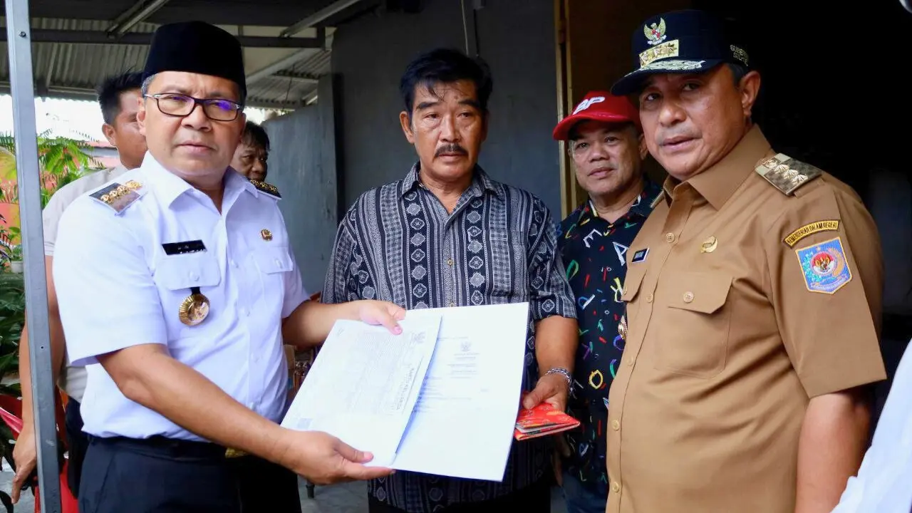 Danny Pomanto Serahkan Akta Kematian dan KK Baru Keluarga Petugas KPPS yang Meninggal Dunia