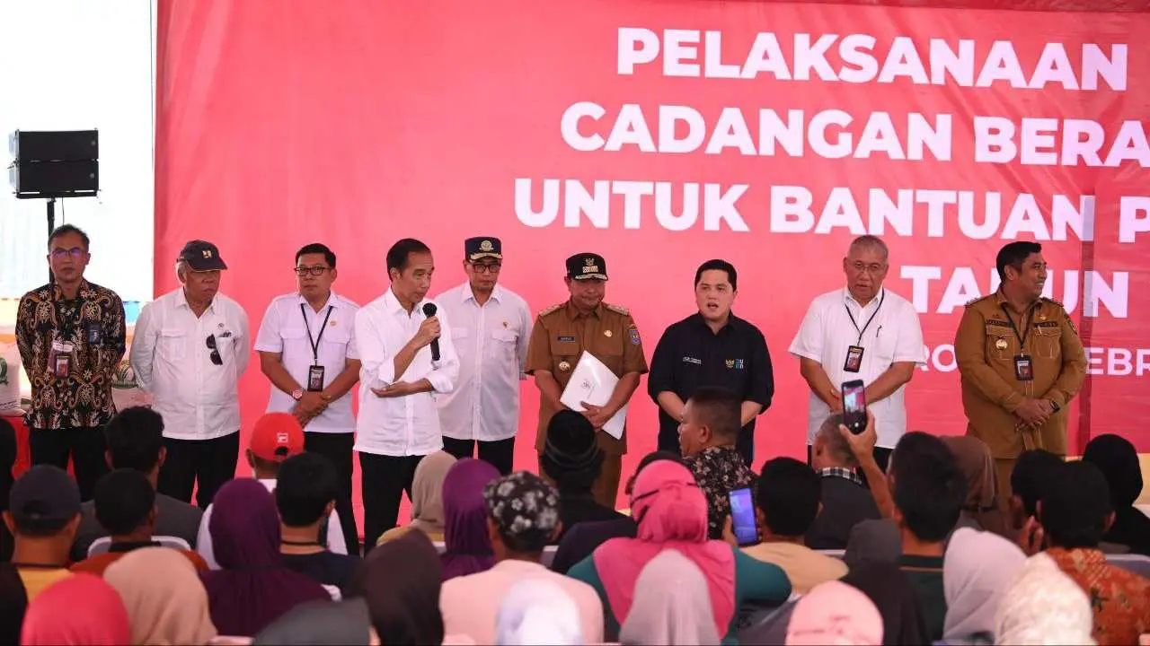 Presiden Jokowi Bagikan Bantuan Pangan kepada 1.000 KPM di Maros