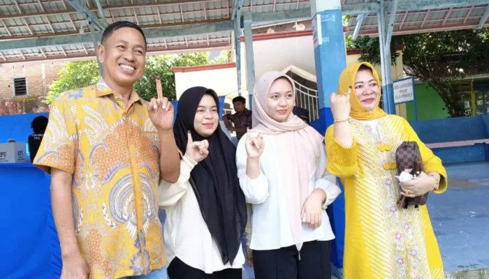 Mantan Bupati Pangkep, Syamsuddin A Hamid dan Keluarga Coblos di TPS Kelurahan Tumampua