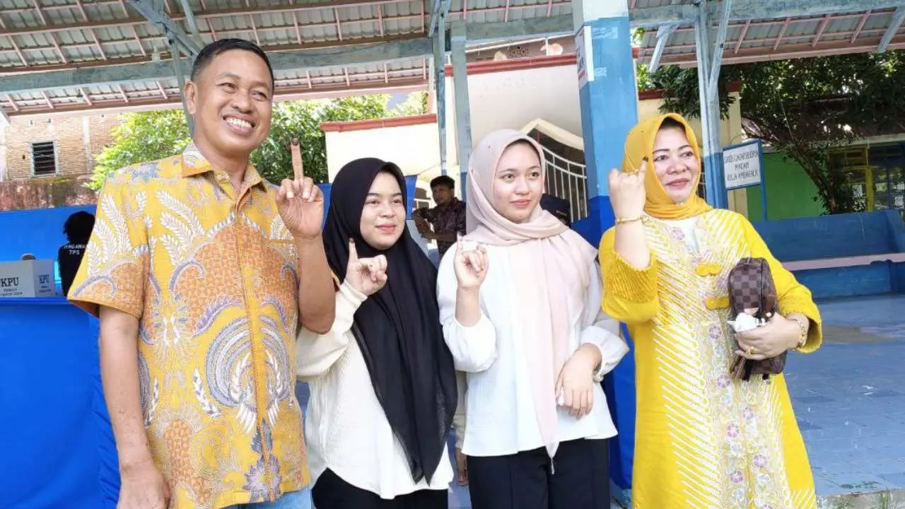 Mantan Bupati Pangkep, Syamsuddin A Hamid dan Keluarga Coblos di TPS Kelurahan Tumampua