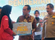 80 Mahasiswa Unhas Terima Bantuan Dana Pendidikan dari Kepolisian RI
