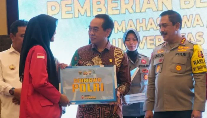 80 Mahasiswa Unhas Terima Bantuan Dana Pendidikan dari Kepolisian RI