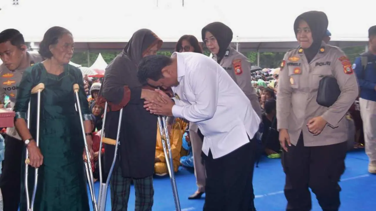 Wakapolri Gelar Bakti Sosial di Sulsel, Bagikan 30 Hadiah Umroh