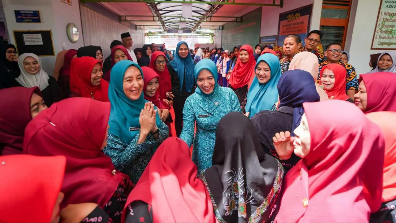 PKK Goes to School, Sofha Marwah Bahtiar Bagikan Bantuan untuk Siswa di Maros-Pangkep