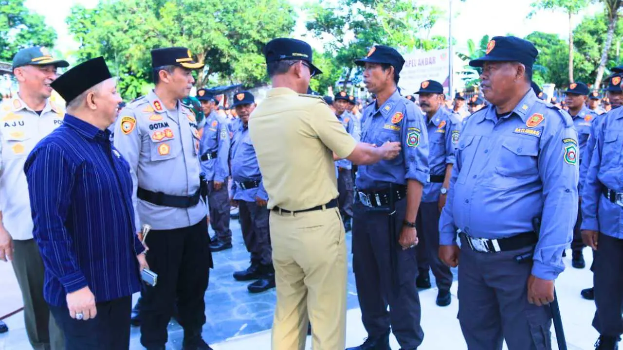 Pj Bupati Takalar Pimpin Apel Akbar & Buka Bimtek Satlinmas Sebagai Petugas TPS Pemilu 2024