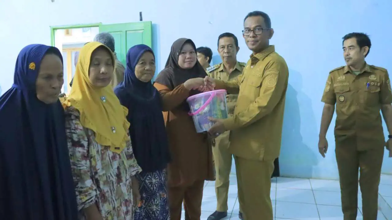 Rangkaian HUT Takalar ke-64, Pj Bupati Takalar Serahkan Bantuan di Galesong