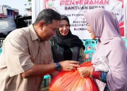 Pj Gubernur Sulsel & Pj Ketua TP PKK Sofha Marwah Serahkan Bantuan Beras dari Pemprov Ke Warga Bone