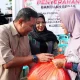 Pj Gubernur Sulsel & Pj Ketua TP PKK Sofha Marwah Serahkan Bantuan Beras dari Pemprov Ke Warga Bone
