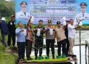 Pj Gubernur Sulsel—Ketua TP PKK Sofha Marwah Bahtiar Tebar Benih Udang Vaname, Tanam Pisang Cavendish