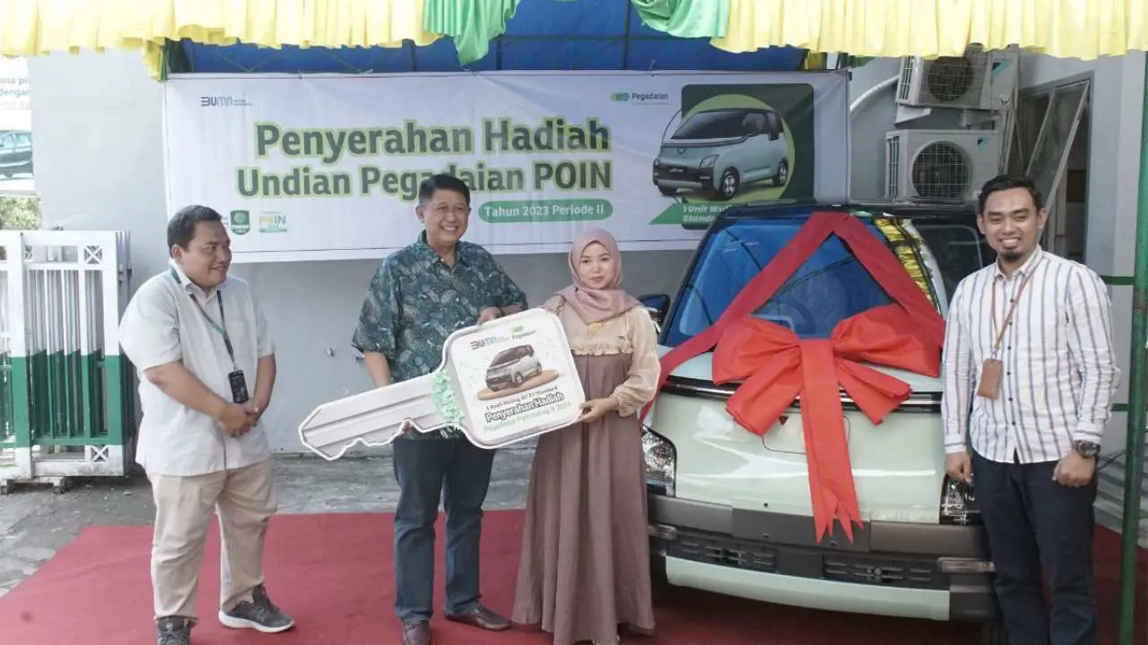 Menang Pegadaian POIN, Nasabah Pegadaian Kanwil Makassar Terima Hadiah 1 Unit Mobil