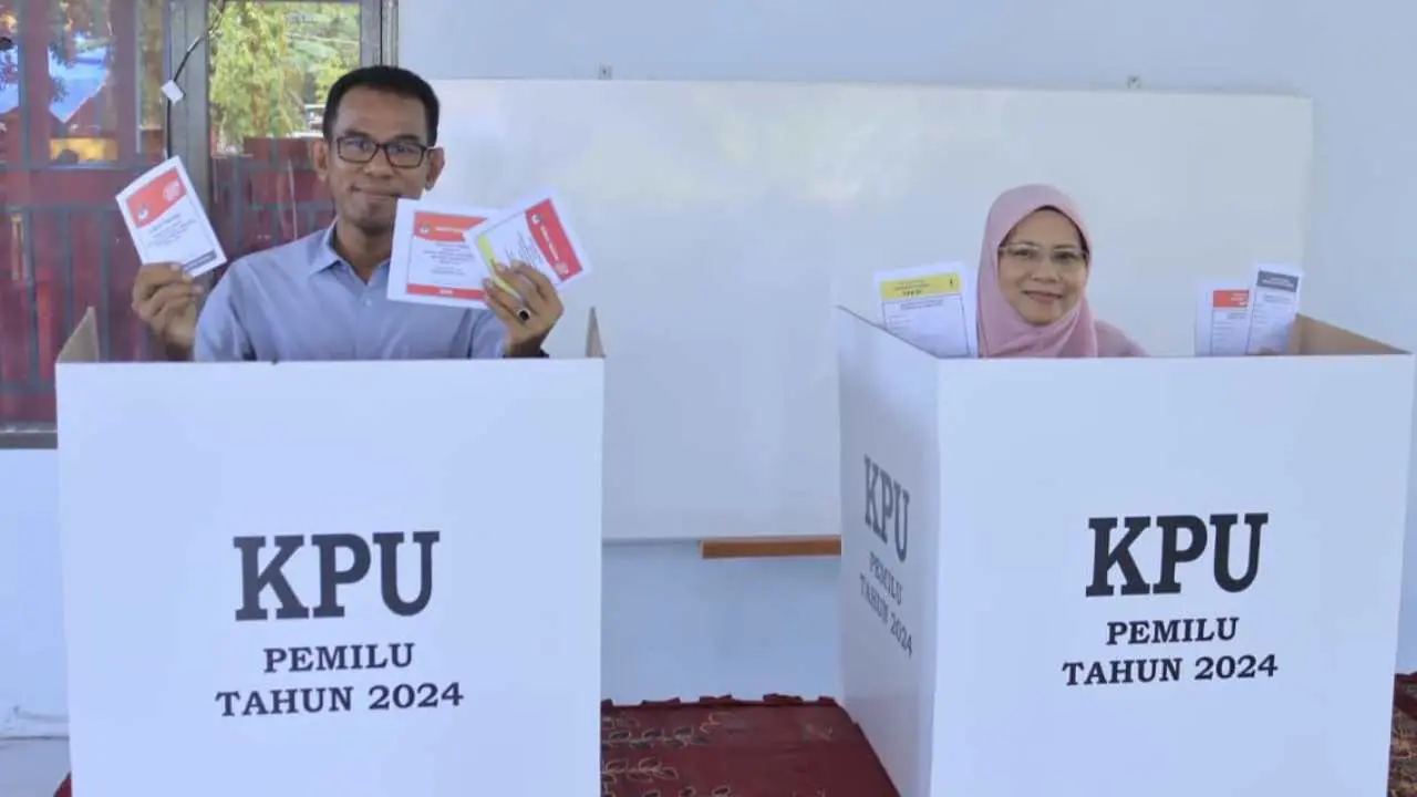 Salurkan Hak Pilih di Takalar, Pj Bupati bersama Pj Ketua TP PKK Terdaftar di TPS 02 Kalabbirang