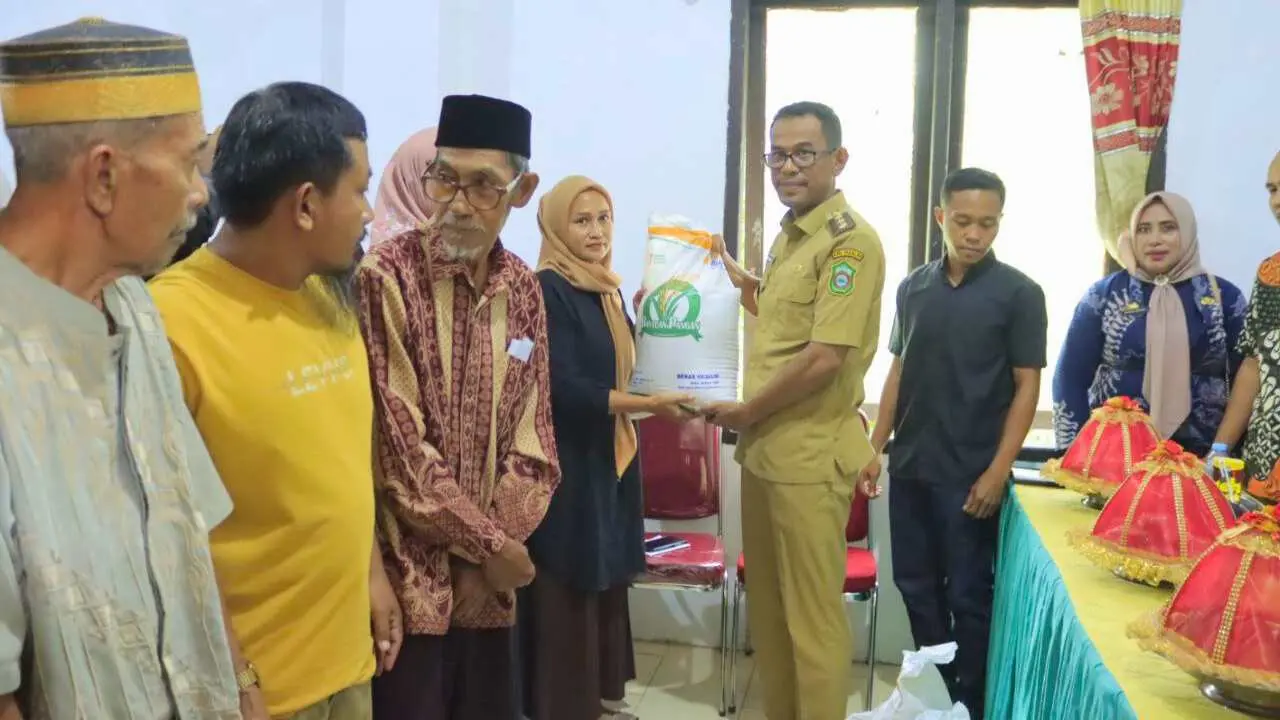 Tingkatkan Kesejahteraan Masyarakat, Pj Bupati Takalar Serahkan Bantuan di Kecamatan Mangarabombang