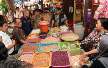 Ditinjau Pj Gubernur Sulsel, Harga Kebutuhan Pokok di Pasar Terong Masih Terkendali