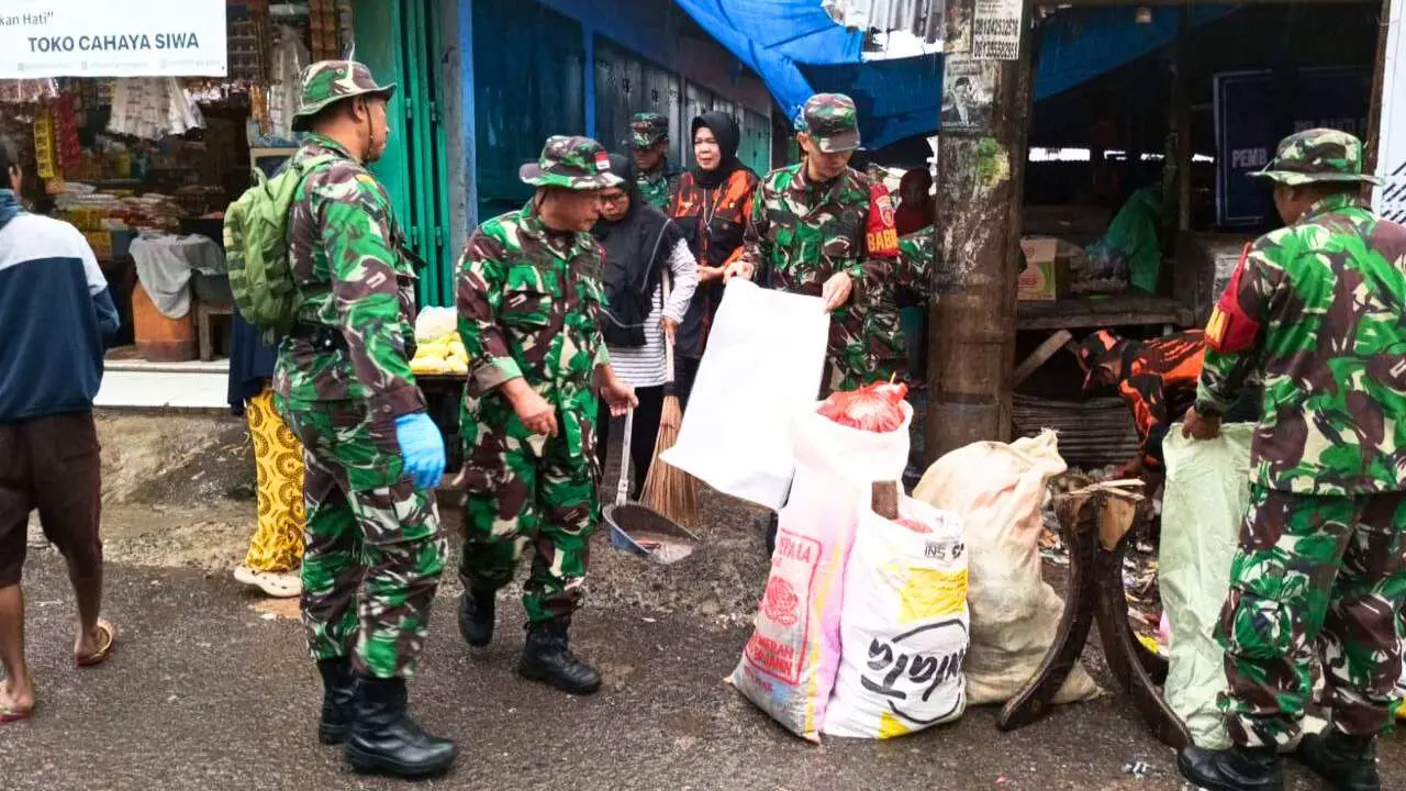 Koramil 1408-08 Makassar Karya Bhakti Bersihkan Pasar Kerung-kerung