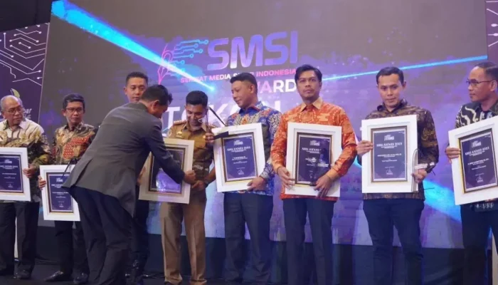 Kabag Humas & Protokol Wakili Ketua DPRD Makassar Terima SMSI Award