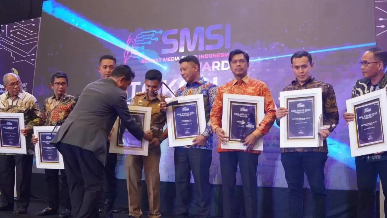 Kabag Humas & Protokol Wakili Ketua DPRD Makassar Terima SMSI Award