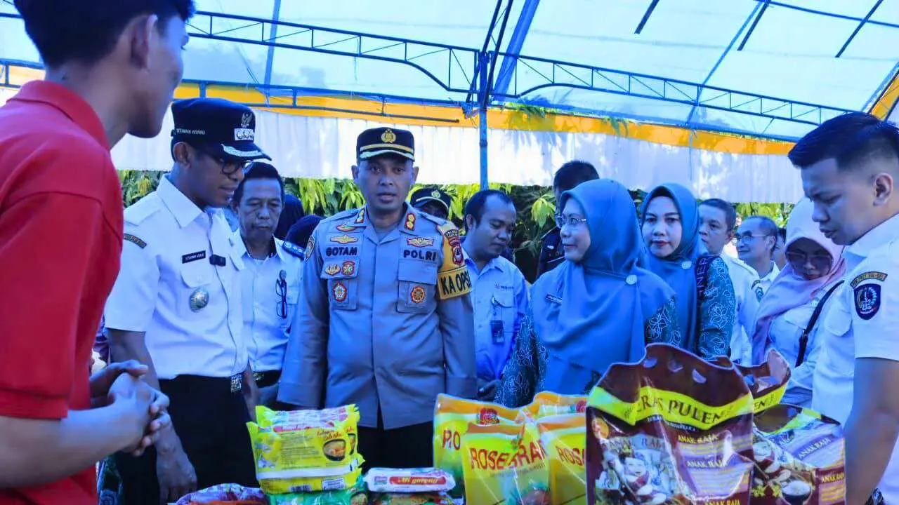 Pj Bupati Takalar didampingi Pj Ketua TP PKK Hadir di Gerakan Pasar Murah