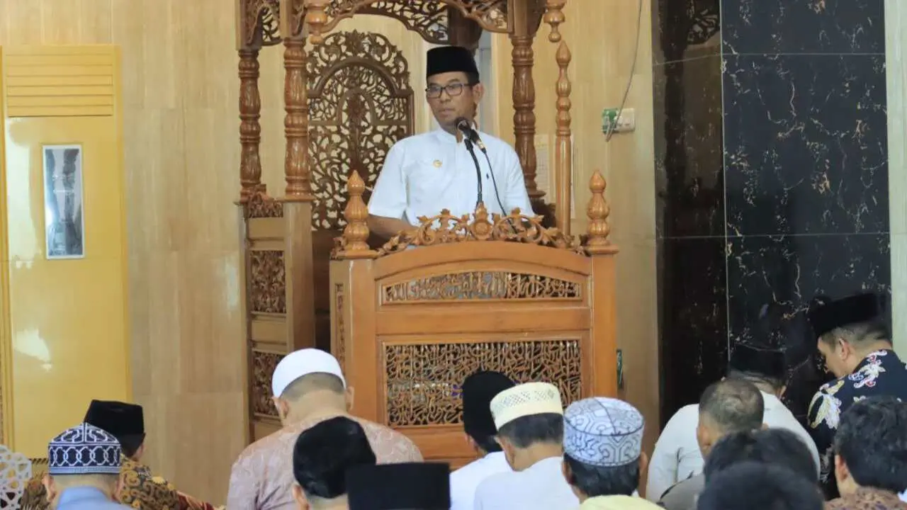 Perkuat Silaturahmi, Pj Bupati Takalar Shalat Jum'at Berjamaah di Masjid H. Soesila Hj. Hamida