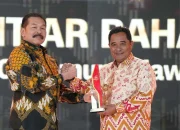 Pj Gubernur Bahtiar Baharuddin Raih CNN Indonesia Awards Kategori Excellence Governance Leadership