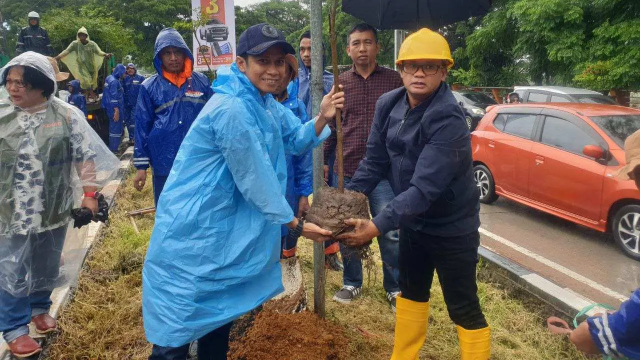 Revitalisasi Lapangan Karebosi, Dispora Tanam dan DLH Tanam 2020 Batang Pohon