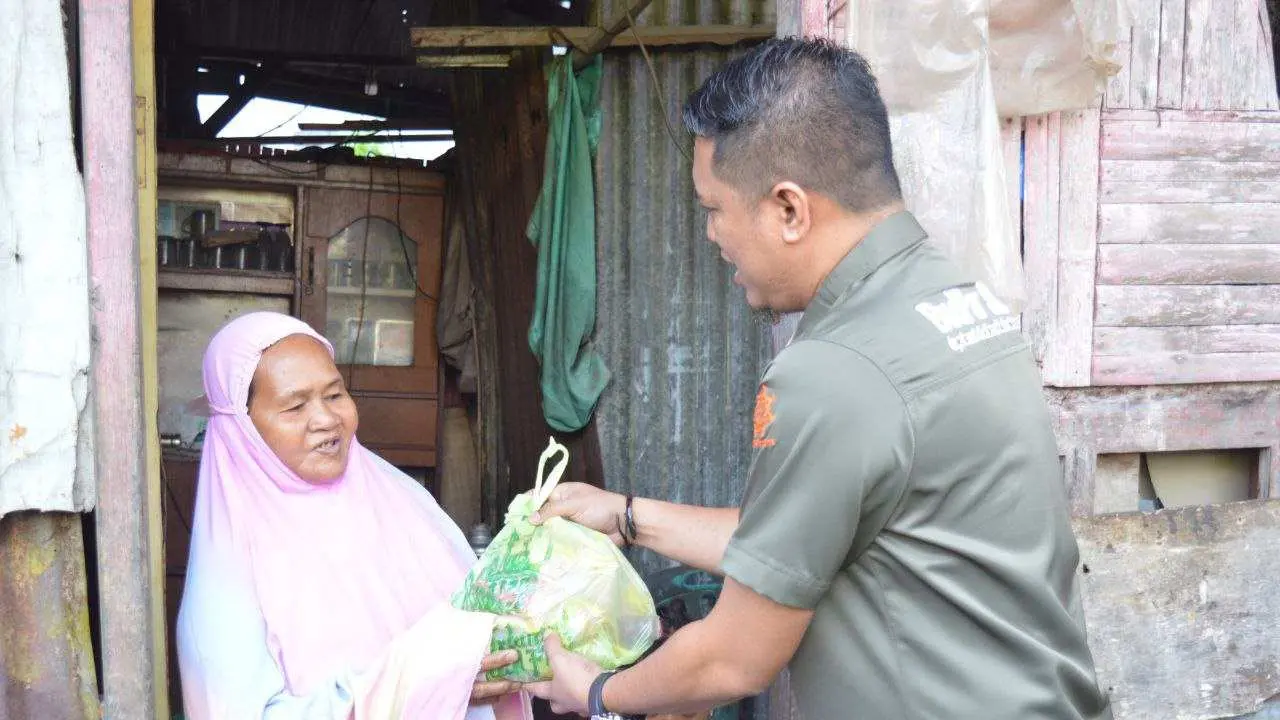 Sulsel Ramadan Berbagi Bahagia, Disbudpar Sulsel Door To Door Bagikan Bingkisan