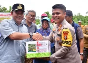 Pj Gubernur Bahtiar Lestarikan Kawasan Rammang-rammang dengan Tanam Sukun Hingga Tebar Benih Ikan
