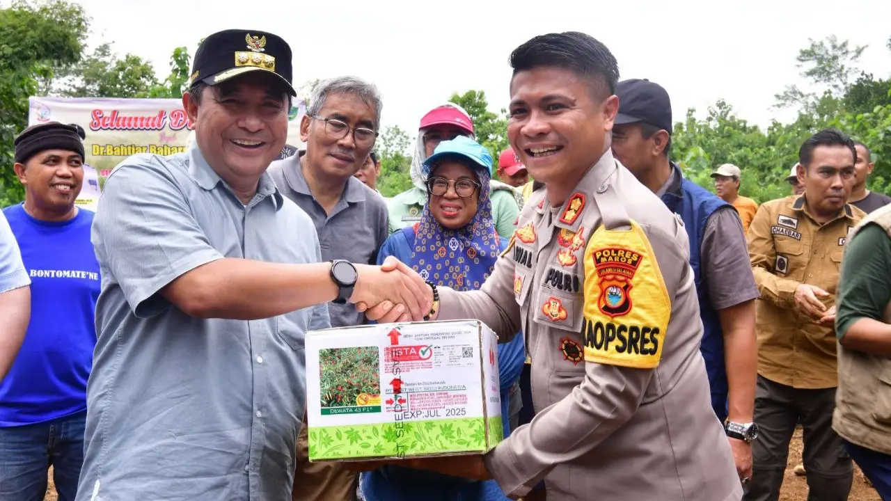 Pj Gubernur Bahtiar Lestarikan Kawasan Rammang-rammang dengan Tanam Sukun Hingga Tebar Benih Ikan