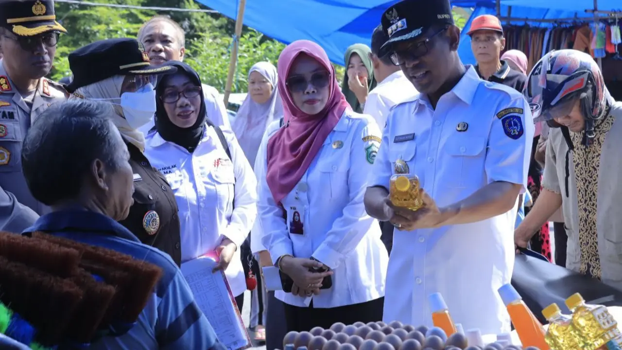 Pastikan Ketersediaan Bahan Pokok di Bulan Ramadhan, Pj Bupati Takalar Lakukan Sidak Pasar