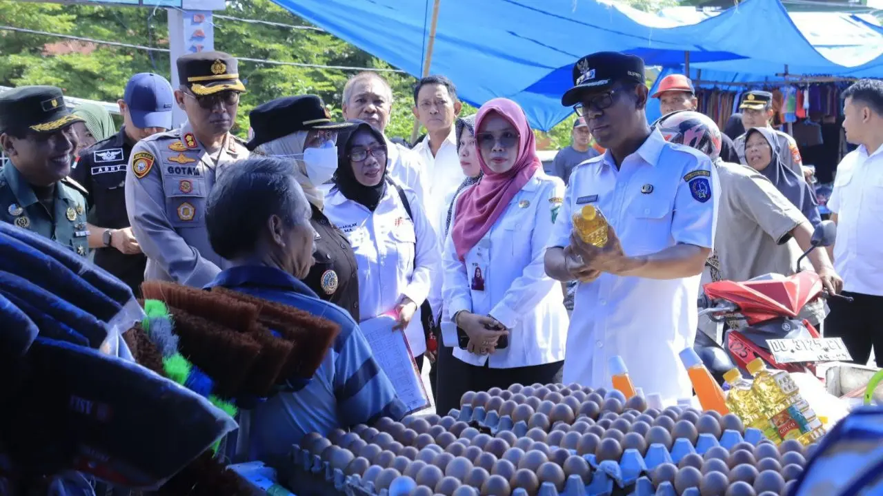 Pastikan Ketersediaan Bahan Pokok di Bulan Ramadhan, Pj Bupati Takalar Lakukan Sidak Pasar 2 Pastikan Ketersediaan Bahan Pokok di Bulan Ramadhan, Pj Bupati Takalar Lakukan Sidak Pasar