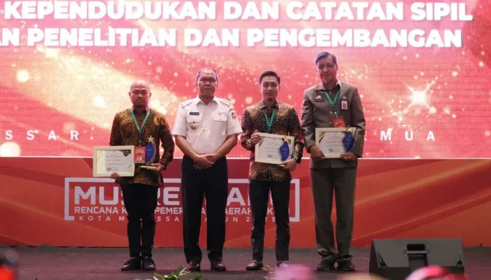 Dispar-Dukcapil-Bappelitbangda Raih Penghargaan Dokumen Perencanaan Terbaik di Makassar